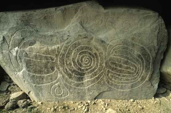 Knowth kerbstone 5 (spiral in centre with crescents)