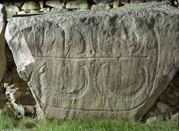 Knowth kerbstone 86 (two crescent shapes on the base of stone)