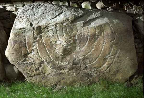 Knowth kerbstone 84 (multiple concentric circles)