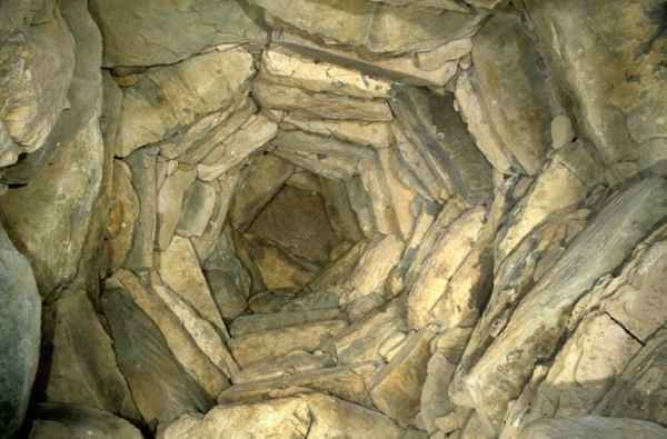 Corbelled roof (overlaping rings of stone) in eastern chamber
